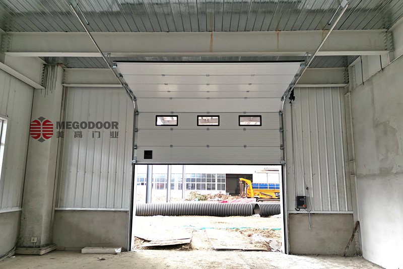 扬州电动滑升门：高效物流通道的理想选择插图1