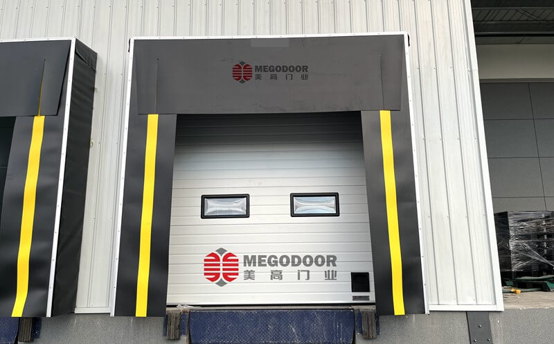 扬州冷链配送中心装卸平台设备工业门插图1