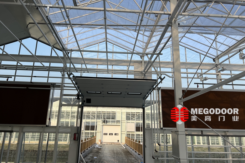 温室大棚用快速门、保温提升门怎么选？美高门业助力扬州温室环境稳定运行缩略图